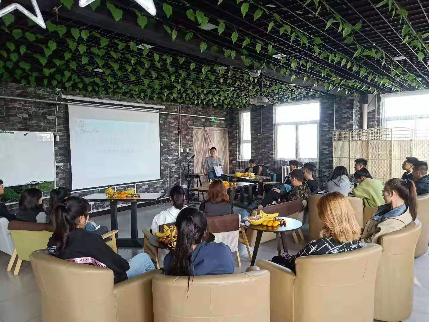 大学生创业协会举办“创业团队建设”主体沙龙活动